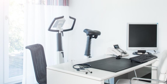 Dr-Pavenstaedt-Hausarzt-Behandlungszimmer-Tisch